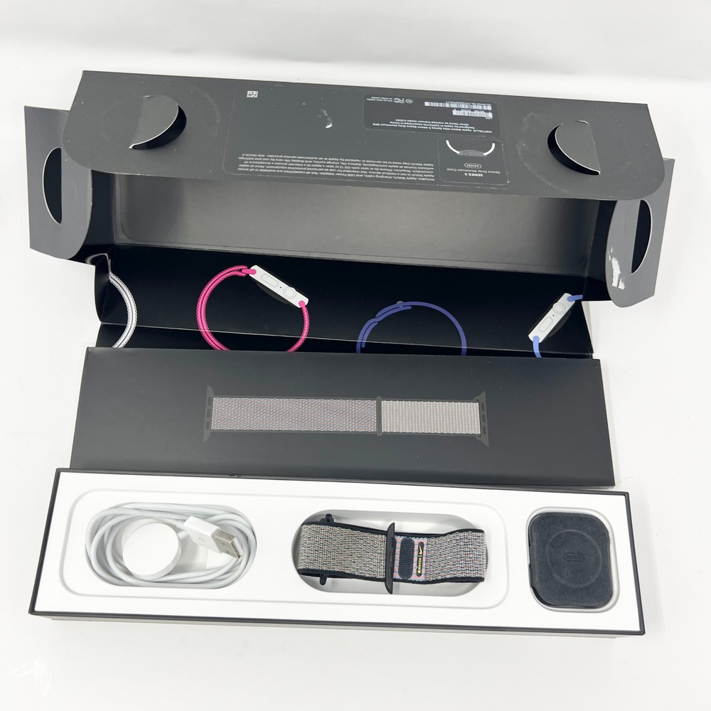 Apple Watch Nike Series 5 44mm Space Gray Aluminum Case GPS Sport Loop Gray